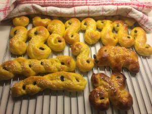 Bakade lussekatter med mor min. Längst till höger ser min misslyckade ko som istället blev en något bränd vildsvinsgalt, enligt mig alltså. 