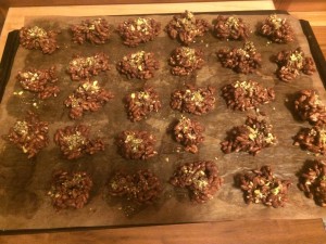 Rischoklad, ännu enklare. Smält blockchoklad blanda i rispuffar och avslutar med att toppa med hackade nötter. 