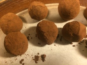 Chokladtryffel, enkelt, då man värmer grädde och mörk blockchoklad och låta det svalna och sen rullar man dem till små bollar och sen i mitt fall kakaopulver. Konjak eller kaffe kan man hälla i för smaken, hällde dock i lite mycket strårom, men goda och onyttiga blev dem.