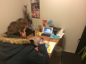 Oskar, Marcus och jag tittar på VM på min lilla I-pad.