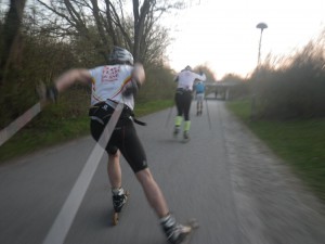 Daniel trycker på, sen Håkan och sen jag. Går nog en bit över 30 km/h    men ändå tog OSkar kort, grymt! Foto: Oskar Henriksson