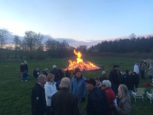 Idag har det varit valborg, det är stort i Lund där jag jobbar. Inte lika stort är det i min hem by Nedraby men tanke på byns invånartal så var det mycket folk på det traditionella majbålet hos farmor och farfar. 