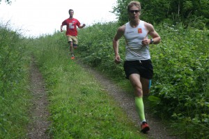 Jag och Jakob nerför Tegelbruksbacken, precis fått en lucka efter drygt 3 km. Foto: Oskar Henriksson