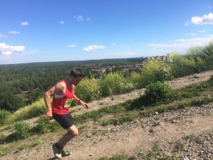 Henry kämpar sig upp för Hammarbybacken för andra gången. Att springa den backen utvilad är en sak men efter 13 mil cykling och ca: 18 km löpning är något ut över det vanliga.