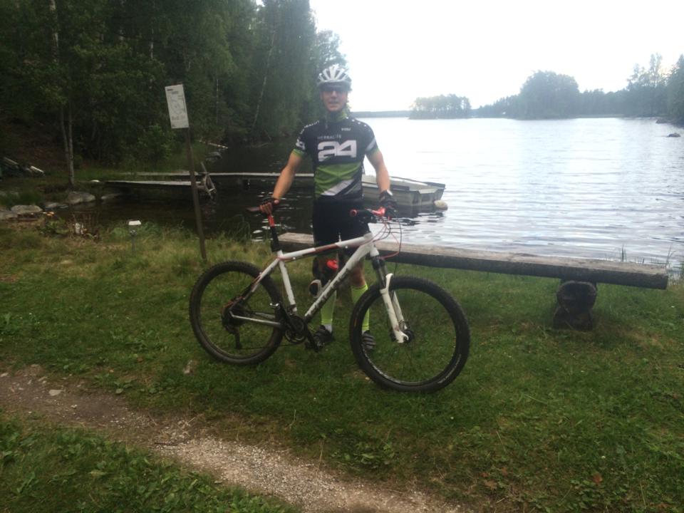 Hade en kärleksfull cykeltur en gång förra sommaren utanför Sågmyra nära en fin sjö. Foto: Sven- Olov Back