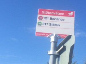 Två busslinjer finns det tydligen, den till Borlänge är lång, tar åtminstone 3 timmar i bil.
