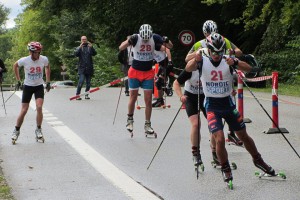 Simon med i andra klungan och tillbaka i tävlingssammanhang efter lång tids sjukdom, tävling bästa träning heter det ju. Foto: Holte Ski