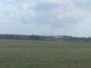 Öresundsbron i bakgrunden. De varnade på motorvägen att man inte skulle köra med vindkänsliga fordon över bron idag. Man skulle kanske haft varning för att inte åka rullskidor denna dag.