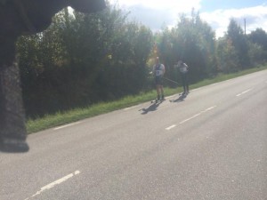 Oskar inför spurten. Jag sa åt honom att dra förbi och spurta, och det gjorde han. Han börja lära sig den där första senioren. Åkte förövrigt med telefonen i vätskebältet och hade planer på att ta en selfie vid min målgång, skulle kanske blivit ett fint målfoto. Men lät bli, kanske man inte få göra ens, jag behöver ju alla poäng i cupen.