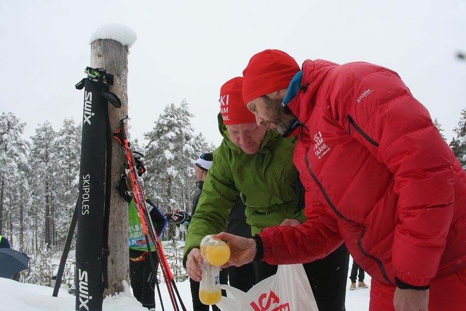 Håkan och Daniel blandar drinkar. Foto: Thomas Magnusson